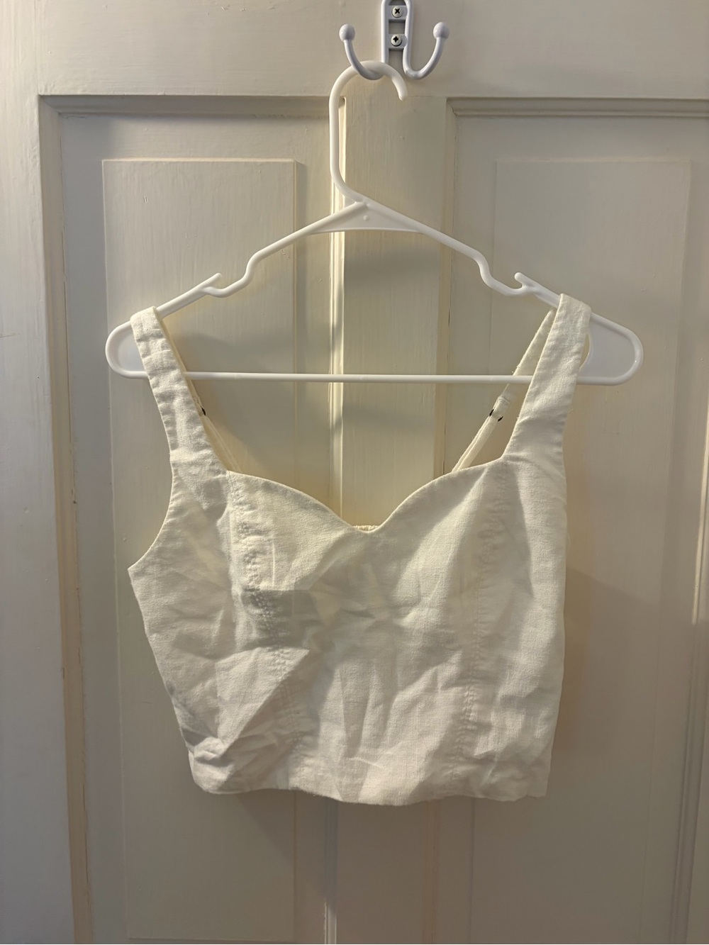 Abercrombie & Fitch - Women’s White Sweetheart Neckline Cropped Tank Top